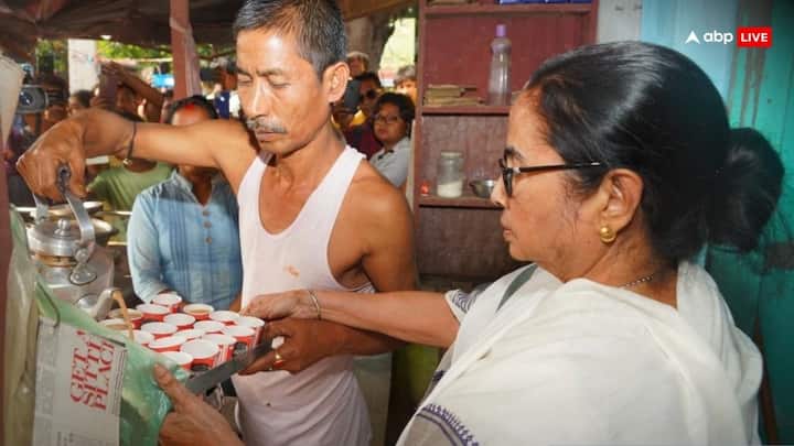 दीदी के नाम से मशहूर पश्चिम बंगाल की सीएम का यह अंदाज देख लोग एक पल को वहां चकित रह गए थे.