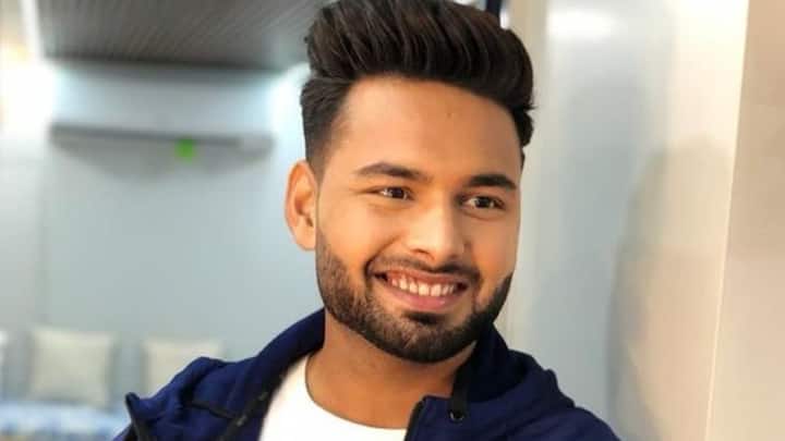 दिल्ली कैपिटल्स के कप्तान ऋषभ पंत अपनी विकेटकीपिंग और विकेट के पीछे मजेदार कमेंट्स के लिए काफी वायरल होते रहते हैं. वह बैटिंग में भी अपनी टैलेंट दिखाते हैं. लेकिन बहुत कम लोग जानते होंगे कि ऋषभ पंत भी एक लड़की के प्यार में पागल हैं.