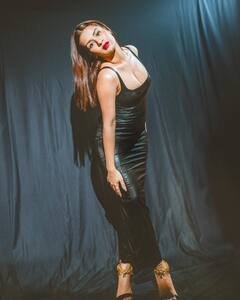 अवनीत कौरने ब्लॅक बॉडीकॉन ड्रेसमध्ये कहर केला, फोटो व्हायरल!