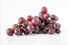 Red Grapes: दिल का ख्याल रखने से लेकर अच्छी स्किन तक, लाल अंगूर खाने के है फायदे ही फायदे