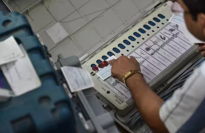 તમે આ હેલ્પલાઇન નંબર પર ચૂંટણી સંબંધિત કોઈપણ ફરિયાદ કરી શકો છો, અહીંથી તમને સંપૂર્ણ મદદ મળશે. ચૂંટણી પહેલા તમારે ચેક કરવું પડશે કે તમારું નામ મતદાર યાદીમાં છે કે નહીં, આ માટે તમે ચૂંટણી પંચની વેબસાઈટ પર જઈ શકો છો