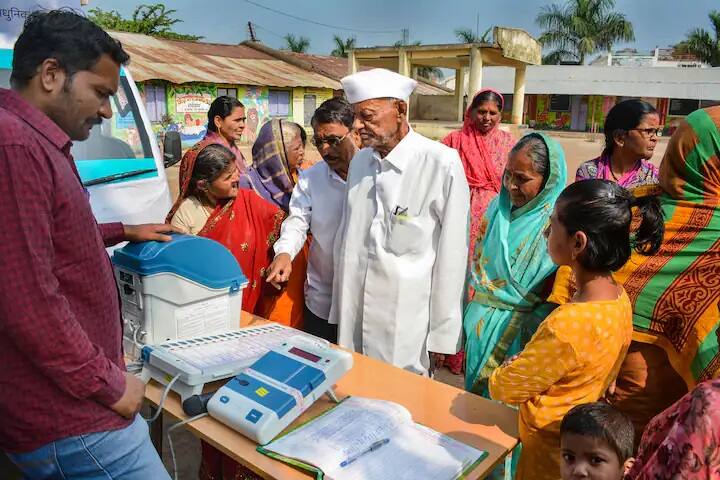 આચારસંહિતા દરમિયાન, જો તમે 50 હજાર રૂપિયાથી વધુ રોકડ સાથે લઈ જાઓ છો, તો પોલીસ તમને પકડી શકે છે અને આ પૈસા જપ્ત થઈ શકે છે.