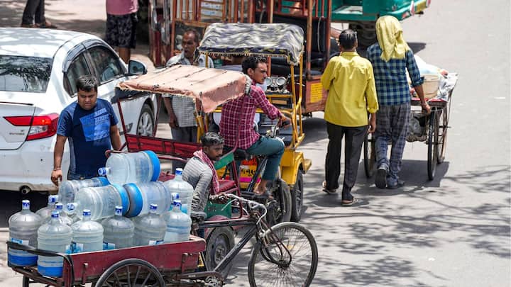 মাঝ চৈত্রেই চড়ছে তাপমাত্রার পারদ। আবহাওয়া দফতর জানাচ্ছে, সাধারণ মানুষের পক্ষে এই গরম সহনীয়। তবে শারীরিকভাবে অসুস্থ, বয়স্ক, শিশু, দীর্ঘদিন ধরে কোনও রোগে ভুগছেন এরকম মানুষদের জন্য অনেকক্ষণ রোদে থাকা বা কঠিন কাজ করা ক্ষতিকর হবে।