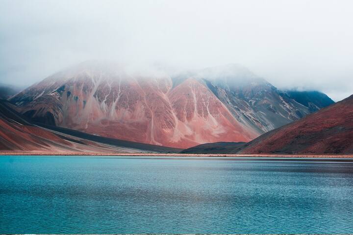 लद्दाख के इस टूर पैकेज की शुरुआत कोलकाता से होगी. इस पैकेज का नाम है Leh Ladakh-Land of High Passes. यह एक कंफर्ट टूर पैकेज है, जिसमें आपको कोलकता से दिल्ली और दिल्ली से लेह के लिए फ्लाइट मिलेगी. लौटते वक्त भी आपको लेह से दिल्ली और दिल्ली से कोलकाता के लिए फ्लाइट की सुविधा मिलेगी.