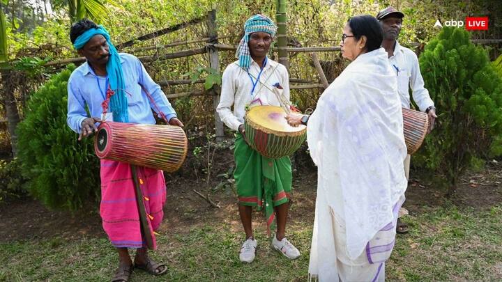 बंगाल सीएम इससे एक दिन पहले जलपाईगुड़ी में आदिवासियों के बीच पहुंची थीं, जहां उन्होंने ढोल की थाप पर लोक नृत्य किया था और ड्रम भी बजाया था.