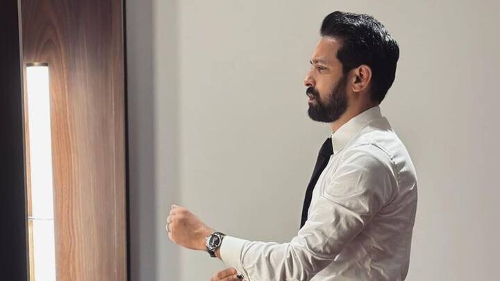 '12th ফেল' - সমালোচকদের দাবি এই ছবি নিঃসন্দেহে অভিনেতার শ্রেষ্ঠ কাজ। বিক্রান্ত সমালোচকদের দ্বারা প্রশংসিত '12th ফেল'-এ একজন অনুপ্রেরণাদায়ক বাস্তব জীবনের অর্জনকারীর অনায়াসে চিত্রায়নের মাধ্যমে সাড়া ফেলে দিয়েছেন।