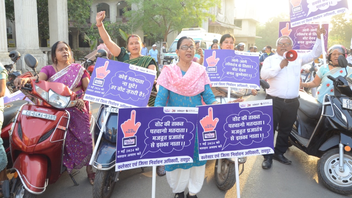 रायपुर में 'मतदाता जागरूकता' कार्यक्रम, महिलाओं ने बाइक रैली और नुक्कड़ नाटक कर दिया ये संदेश