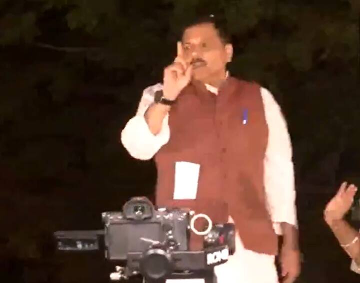 संजय सिंह के पिता दिनेश सिंह ने भी खुशी जाहिर करते हुए कहा, 'मैं, पूरा परिवार, कार्यकर्ता और पार्टी सब इसको बड़ी हसरत भरी निगाहों से देख रहे हैं. बाप-बेटे का स्वागत इशारे इशारे में हो जाता है. माला नहीं पहनाऊंगा.'