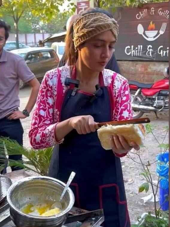 दिल्ली में कहां अपना स्टॉल लगाती हैं 'वड़ा पाव गर्ल'?