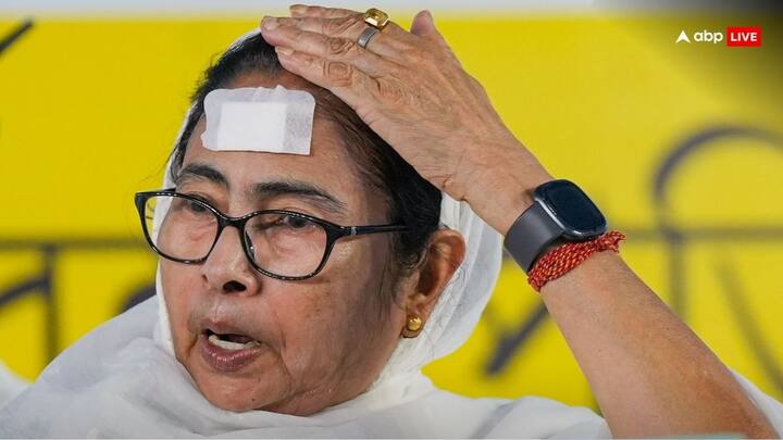 ध्यान देने वाली बात है कि इससे कुछ समय पहले ममता बनर्जी के सिर पर चोट लगी थी, जिसके बाद उन्हें अस्पताल पहुंचाया गया था.