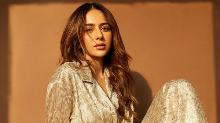 Rakul Preet Singh Photos : హీరోయిన్ రకుల్ ప్రీత్ సింగ్ సోషల్ మీడియాలో తన లేటెస్ట్ ఫోటోలు షేర్ చేసింది. గోల్డెన్ అవర్లో.. షిమ్మర్ నైట్ డ్రెస్లో ఫోటోలకు ఫోజులిచ్చింది.