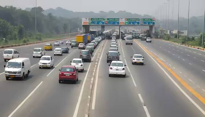 વાહનની વિન્ડશિલ્ડ પર લાગેલા ફાસ્ટેગ સ્ટીકરમાંથી હવે ટોલ ટેક્સ કાપવામાં આવે છે, જેનો અર્થ છે કે કોઈએ લાંબી કતારોમાં ઊભા રહેવું નહીં પડે.