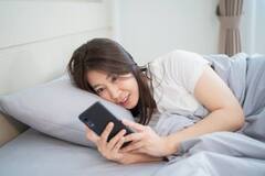 Cancer Risk: फोन सिराहने रखकर सोते हैं तो जाग जाइए, हो सकता है ब्रेन कैंसर