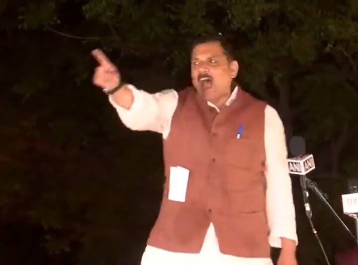 उन्होंने कहा, 'हम खुशी नहीं मनाएंगे बल्कि संघर्ष करेंगे. मुझे पूरा भरोसा है कि जेल के ताले टूटेंगे और अरविंद केजरीवाल छूटेंगे.'