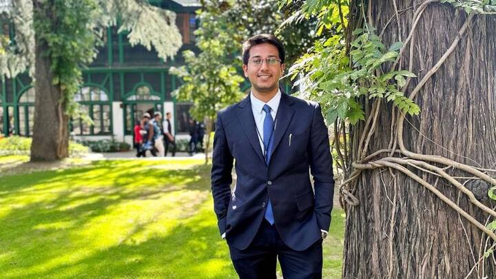 আর প্রথম প্রয়াসেই উত্তীর্ণ হন দেশের সবথেকে কঠিনতম পরীক্ষায়। বিভিন্ন বৈদেশিক সম্পর্ক নিয়ে কাজ করার ইচ্ছা ছিল তাঁর আর তাই সফল IFS হবার রাস্তা বেছে নিয়েছিলেন ময়ূর। ছবি- ইনস্টাগ্রাম