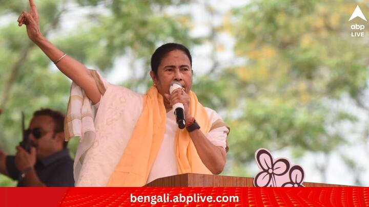 শুরু থেকে শেষ পর্যন্ত, বৃহস্পতিবার চেনা মেজাজেই দেখা যায় তৃণমূলনেত্রীকে। আবাস যোজনায় কেন্দ্রীয় বঞ্চনার অভিযোগ থেকে ১০০ দিনের কাজের মজুরিবৃদ্ধি, নানা ইস্যুতেই তোপ দাগেন বিজেপি সরকারের বিরুদ্ধে। (ছবি:Mamata Banerjee Facebook)