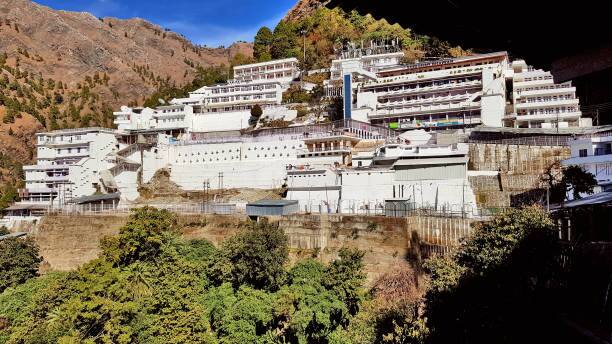 वैष्णों देवी मंदिर जम्मू राज्य से 61 किलोमीटर दूर उत्तर में त्रिकुट पर्वत पर स्थित है. यहां पर आदिशक्ति स्वरूप महालक्ष्मी, महाकाली और महासरस्वती पिंडी रूप में त्रेता युग से एक गुफा में विराजमान हैं. इस मंदिर के दर्शन के लिए भक्त 14 किलोमीटर की चढ़ाई करके गुफा तक पहुंचते हैं. धार्मिक मान्यता के अनुसार नवरात्रि के नौ दिनों में वैष्णों देवी के दर्शन करने से व्यक्ति की सभी इच्छाएं पूर्ण होती हैं.