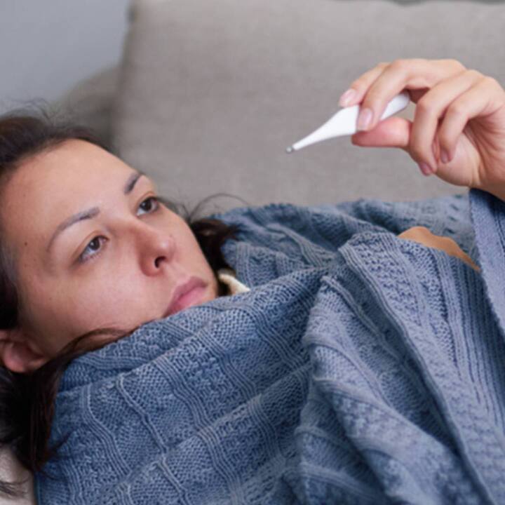 ਤੁਸੀਂ ਕੁਝ ਘਰੇਲੂ ਨੁਸਖਿਆਂ ਦੀ ਮਦਦ ਨਾਲ ਹਲਕੇ ਬੁਖਾਰ ਨੂੰ ਠੀਕ ਕਰ ਸਕਦੇ ਹੋ। ਆਓ ਜਾਣਦੇ ਹਾਂ ਕਿਵੇਂ।