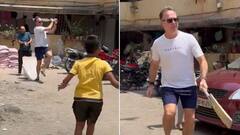 मायकेल वॉन मुंबईत गल्ली क्रिकेट खेळला; तो चेंडू पाहून कसोटी खेळपट्टीसोबत केली तुलना, Video