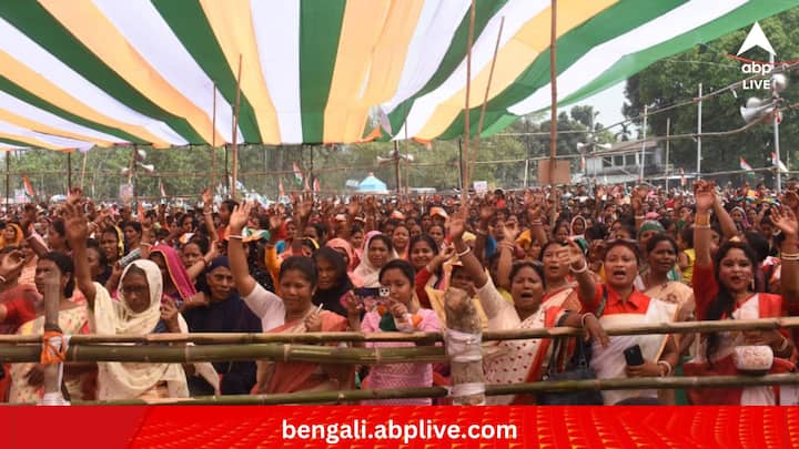 এদিন, কোচবিহারের জনসভার পর জলপাইগুড়ির মাল আদর্শ বিদ্যাভবন মাঠে আরও একটি জনসভা করেন মুখ্যমন্ত্রী। বঞ্চনার অভিযোগ থেকে সিএএ-এনআরসি নানা বিষয়ে বক্তব্য রাখতে শোনা যায় তাঁকে। (ছবি:Mamata Banerjee Facebook)