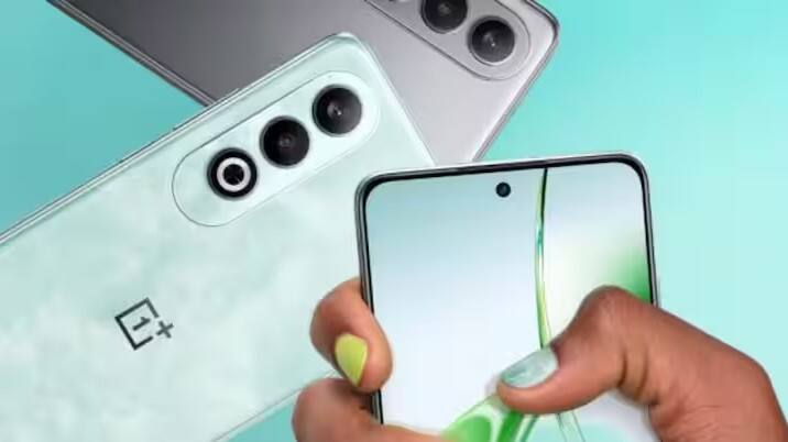 આ ફોન એન્ડ્રોઇડ 14 પર આધારિત OxygenOS 14 OS પર ચાલે છે. કંપનીએ આ ફોનમાં ત્રણ વર્ષ માટે બે એન્ડ્રોઇડ વર્ઝન અપગ્રેડ અને સિક્યોરિટી પેચ અપડેટ આપવાનું વચન આપ્યું છે. ફોનમાં ડ્યુઅલ સિમ 5G, WiFi 6 802.11ax, બ્લૂટૂથ 5.4, NFC, GPS, IR બ્લાસ્ટર અને ઇન-ડિસ્પ્લે ફિંગરપ્રિન્ટ સેન્સર જેવા કનેક્ટિવિટી ફીચર્સ જેવી ઘણી ખાસ સુવિધાઓ છે. આ ફોનનું વજન 186 ગ્રામ છે અને કંપનીએ આ ફોનને સેલાડન માર્બલ અને ડાર્ક ક્રોમ કલરમાં લોન્ચ કર્યો છે.