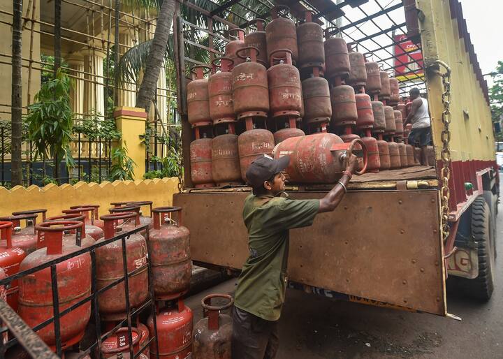 गैस सिलेंडर पर अगर आप लगे तो आपको सबसे पहले तो अपने घर को खाली करना है, तुरंत सभी को घर के बाहर भेज दें.