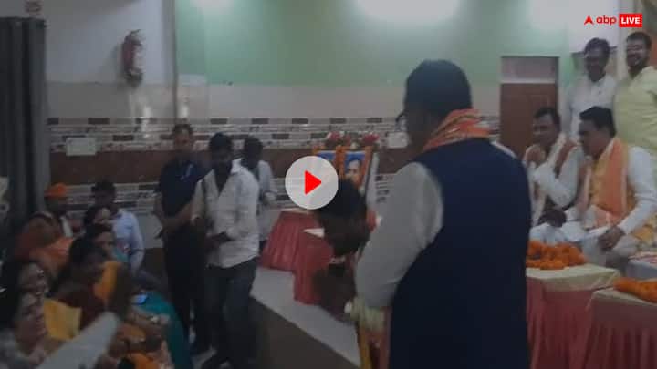 SBSP Chief Om Prakash Rajbhar son Arvind Rajbhar Apologized BJP workers on his knees Video Viral Arvind Rajbhar News: ओम प्रकाश राजभर के बेटे ने घुटनों के बल बैठकर BJP कार्यकर्ताओं से मांगी माफी, वीडियो हुआ वायरल