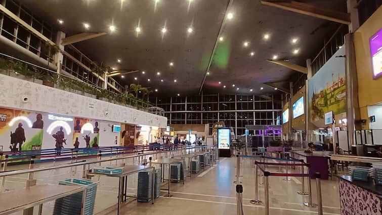 Lucknow airport 8 officers oftransferred DRI major action after escaped 30 smugglers UP News: लखनऊ एयरपोर्ट के 8 अफसरों का हुआ तबादला, 30 तस्करों के भागने के बाद DRI ने की बड़ी कार्रवाई