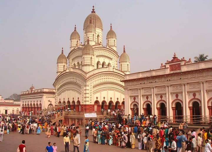 कालीघाट घाट मंदिर कोलकाता में स्थित है, यह मंदिर दुर्गा मां के 51 शक्तिपिठों में से एक है. धार्मिक मान्यता के अनुसार यहां माता सती के पैर के अंगूठे गिरे थे. इस कारण यह मंदिर बहुत प्रसिद्ध है. नवरात्रि के नौ दिनों में यहां हजारों भक्तों की भीड़ रहती है. इस मंदिर के दर्शन करने से भक्तों की सभी मनोकामनाएं पूरी होती हैं साथ ही मां काली के आशीर्वाद से जीवन के सभी कष्ट दूर होते हैं.