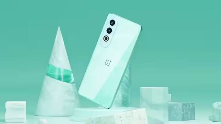 OnePlus Nord CE 4 માં, કંપનીએ 6.7-ઇંચનું ફ્લુઇડ AMOLED ડિસ્પ્લે આપ્યું છે, જે ફુલ HD પ્લસ રિઝોલ્યુશન, 120Hz રિફ્રેશ રેટ અને 1100 nits ની પીક બ્રાઇટનેસ સાથે આવે છે. આ ફોનમાં પ્રોસેસર માટે Qualcomm Snapdragon 7 Gen 3 ચિપસેટનો ઉપયોગ કરવામાં આવ્યો છે, જેની સાથે ગ્રાફિક્સ માટે Adreno 720 GPU પણ આપવામાં આવ્યું છે.