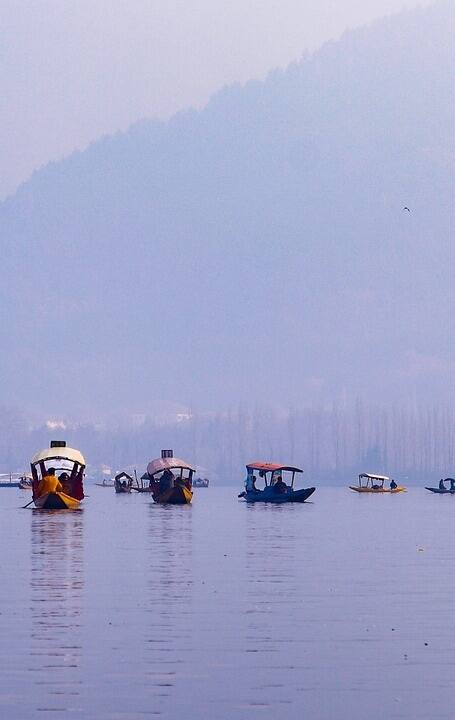 सभी सैलानियों को ट्रैवल इंश्योरेंस की सुविधा आईआरसीटीसी दे रहा है. इस पैकेज में डल झील में एक दिन के हाउस बोट में ठहरने की सुविधा भी मिलेगी. पैकेज का लुत्फ आप 14 अप्रैल, 18 अप्रैल और 24 अप्रैल 2024 को उठा सकते हैं.