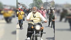 Pappu Yadav Nomination Photo: पप्पू यादव के नामांकन में उमड़ा जनसैलाब, अनोखे अंदाज में भरा पर्चा