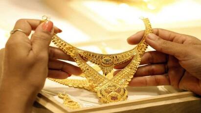 Latest Gold Silver Rate Today april 4 2024 know gold price your city Latest Gold Silver Rate: மேலும் மேலும் உச்சத்தால் வாடிக்கையாளர்கள் அச்சம்.. ரூ. 52 ஆயிரத்தை கடந்து விற்பனையாகும் தங்கம்!