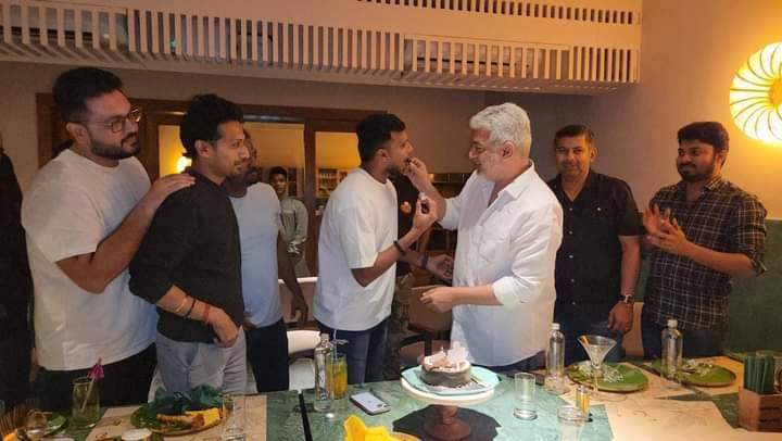 கேக் வெட்டிய போது, நடராஜனுக்கு அஜித்தும் அஜித்திற்கு நடராஜனும் கேக் ஊட்டி மகிழ்ந்தனர்.