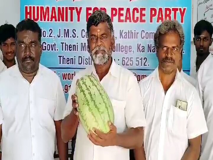 தர்பூசணி பழத்தை தூக்கிக்கொண்டு வாக்கு சேகரிப்பு - தேனியில் வாக்காளர்களை கவரும் சுயேட்சை வேட்பாளர்