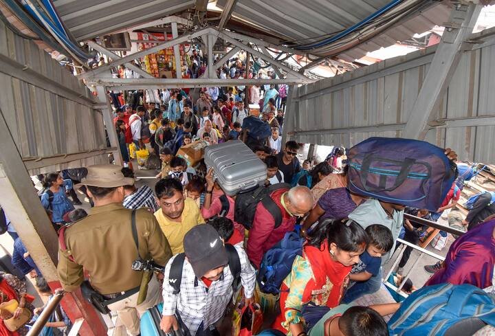 दो स्टेशन के बाद टीटीई आपकी सीट को किसी और को दे सकता है, यानी दो स्टेशन तक आपकी सीट आपके ही नाम पर रहेगी.