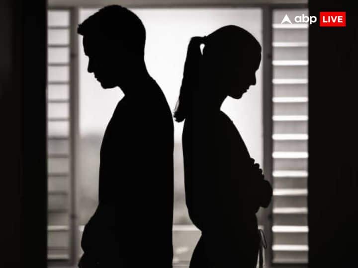 कुंडली में 8वां और 12वां भाव भी तलाक के लिए अहम भूमिका निभाते हैं. ज्योतिष शास्त्र में शुक्र को पति-पत्नी के बीच के संबंध को जोड़े रखने वाला ग्रह माना जाता है. शुक्र ग्रह शादीशुदा लाइफ में होने वाले क्लेश और तलाक से भी जुड़ा है. अगर आपका शुक्र कमजोर है को शादी और तलाक में बेवफाई या अलग होने के कारण बन सकते हैं.