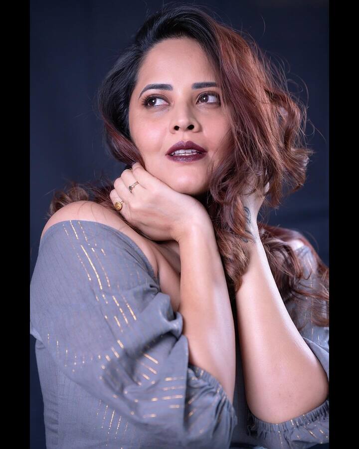 తాజాగా ట్రెండీ లుక్ లో తీసుకున్న ఫోటోలను నెట్టింట షేర్ చేసింది. Photo Credit: Anasuya Bharadwaj /Instagram