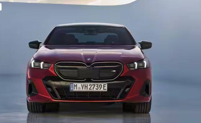 BMW ਭਾਰਤ 'ਚ ਨਵੀਂ i5 ਸੇਡਾਨ ਲਾਂਚ ਕਰਨ ਵਾਲੀ ਹੈ। ਇਹ ਕਾਰ M60 ਵਰਜ਼ਨ ਦਾ ਸਭ ਤੋਂ ਤੇਜ਼ ਦੁਹਰਾਉਣ ਵਾਲਾ ਮਾਡਲ ਹੈ। BMW i5 M60 xDrive 601 hp ਦੀ ਪਾਵਰ ਪੈਦਾ ਕਰਦੀ ਹੈ ਅਤੇ 820 Nm ਦਾ ਟਾਰਕ ਜਨਰੇਟ ਕਰਦੀ ਹੈ।
