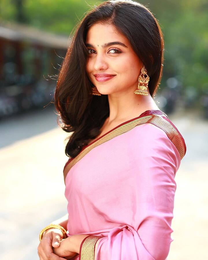 పాజిటివ్ రివ్యూస్, భారీ కలెక్షన్స్తో దూసుకుపోతుంది. ఈ చిత్రం ఇంత భారీ విజయం సాధించడంతో మమిత పేరు టాక్ ఆఫ్ ది టౌన్గా మారింది.