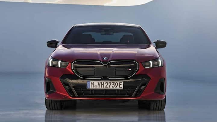 BMW न्यू i5 सेडान को भारत में लॉन्च करने वाली है. ये कार M60 वर्जन का फास्टेस्ट इटरेशन मॉडल है. BMW i5 M60 xDrive से 601 hp की पावर मिलती है और 820 Nm का टॉर्क जेनेरेट होता है.
