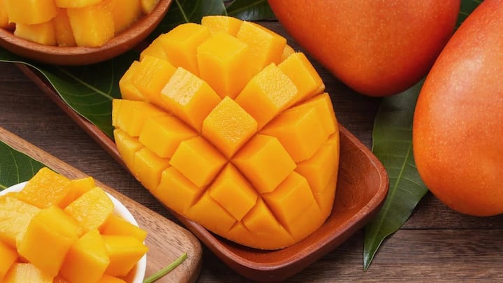 Benefits of mangoes eating mangoes good for health marathi news Benefits Of Mangoes : फळांचा राजा आंबा फक्त चवीलाच गोड नाही, तर आरोग्यासाठीही गुणकारी; वाचा जबरदस्त फायदे