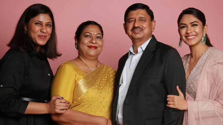 अभिनेत्री मृणाल ठाकुर की अपने माता-पिता के साथ तस्वीरें ,मृणाल ठाकुर: मृणाल ने पहली बार माता-पिता का परिचय कराया