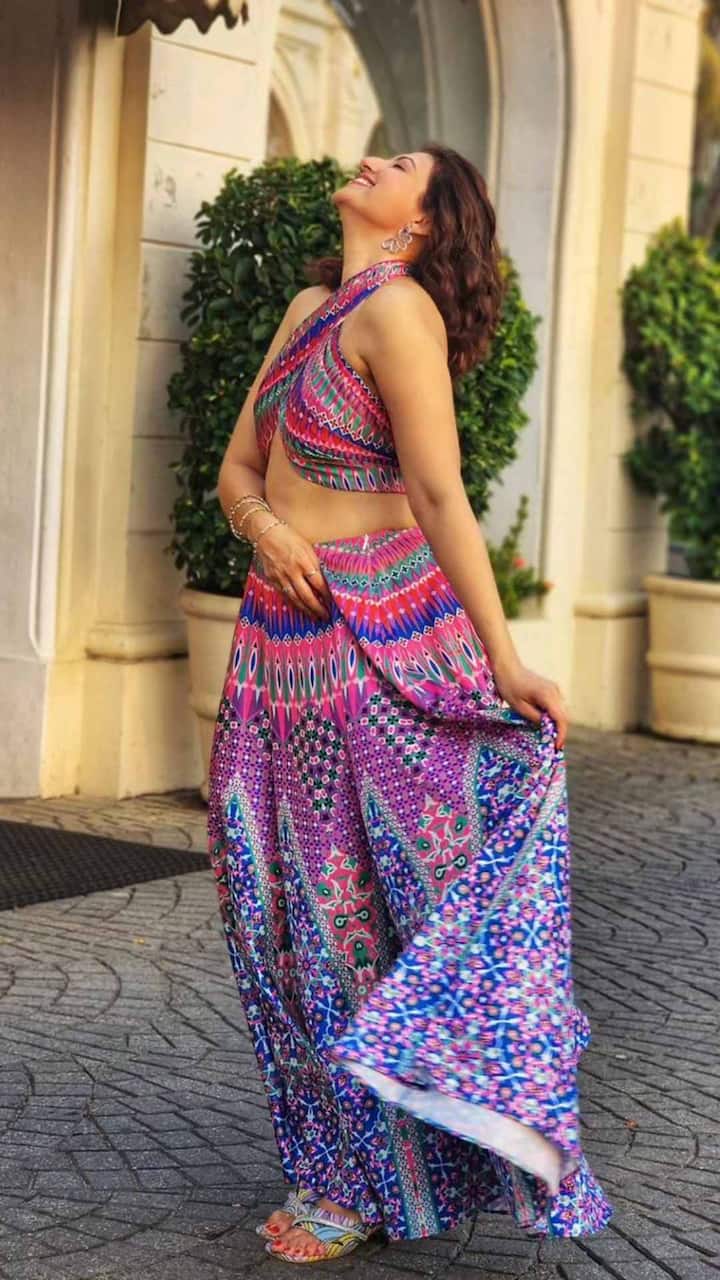 ప్రస్తుతం మళ్లీ సినిమాలతో బిజీ కావడంతో పాటు గ్లామర్ డోస్ పెంచి నెటిజన్లను ఆకట్టుకుంటోంది.  Photo Credit: Hamsa Nandini/Instagram