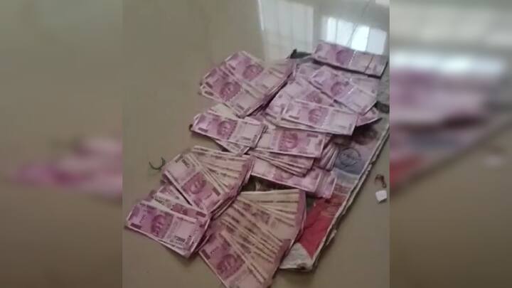 On the information of Lucknow Military Intelligence, 14 arrested for misappropriating old Rs 2000 notes in Patna. Patna News: पटना में 2 हजार के पुराने नोटों का करने वाले थे हेरा फेरी, मिलिट्री इंटेलिजेंस पर पहुंच गई पुलिस