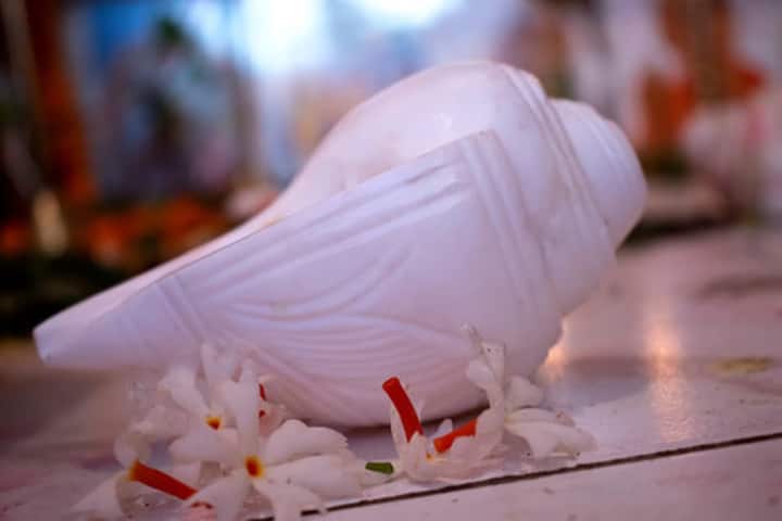 মন্দিরকে বাড়ির সবচেয়ে পবিত্র স্থান হিসাবে বিবেচনা করা হয়। মনে রাখবেন যে আপনি শুধুমাত্র পূজা ঘর বা মন্দিরে পূজা সংক্রান্ত জিনিস রাখবেন। ধর্মীয় বিশ্বাস অনুসারে, সর্বদা ভগবান বিষ্ণু এবং মা লক্ষ্মীর কাছে শঙ্খ রাখুন। শাঁখা শুদ্ধ রাখতে কাপড় দিয়ে ঢেকে রাখুন।