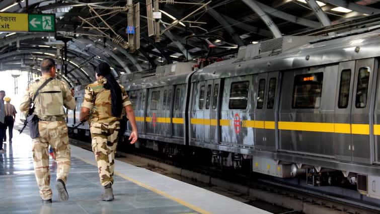 Delhi Crime Police busted Pickpocketing Gang Arrested 5 women For Stealing Purses bags in Metro Train सावधान! गोद में नवजात बच्चा लेकर मेट्रो में काट रहीं जेब, पांच महिलाएं गिरफ्तार
