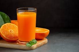 जूस: जूस सेहतमंद होता है. घर पर निकाला गया जूस पीना लाभकारी माना जाता है. अगर बाहर का जूस पीते हैं तो वह नुकसानदायक हो सकता है. दरअसल, बाहर बनाए जाने वाले फूड प्रोसेसर और ब्लेंडर की साफ-सफाई का भरोसा नहीं होता है.
