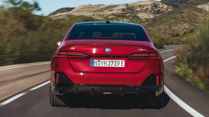 BMW न्यू जेनेरेशन 5 सीरीज के पेट्रोल और डीजल वेरिएंट के इस साल के अंत तक आने की उम्मीद है. इस मॉडल की लिमिटेड कार ही मार्केट में लाई गई हैं.
