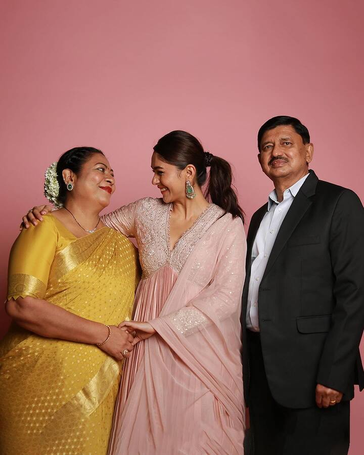 actress mrunal thakur photos with her parents | Mrunal Thakur: తొలిసారి ...